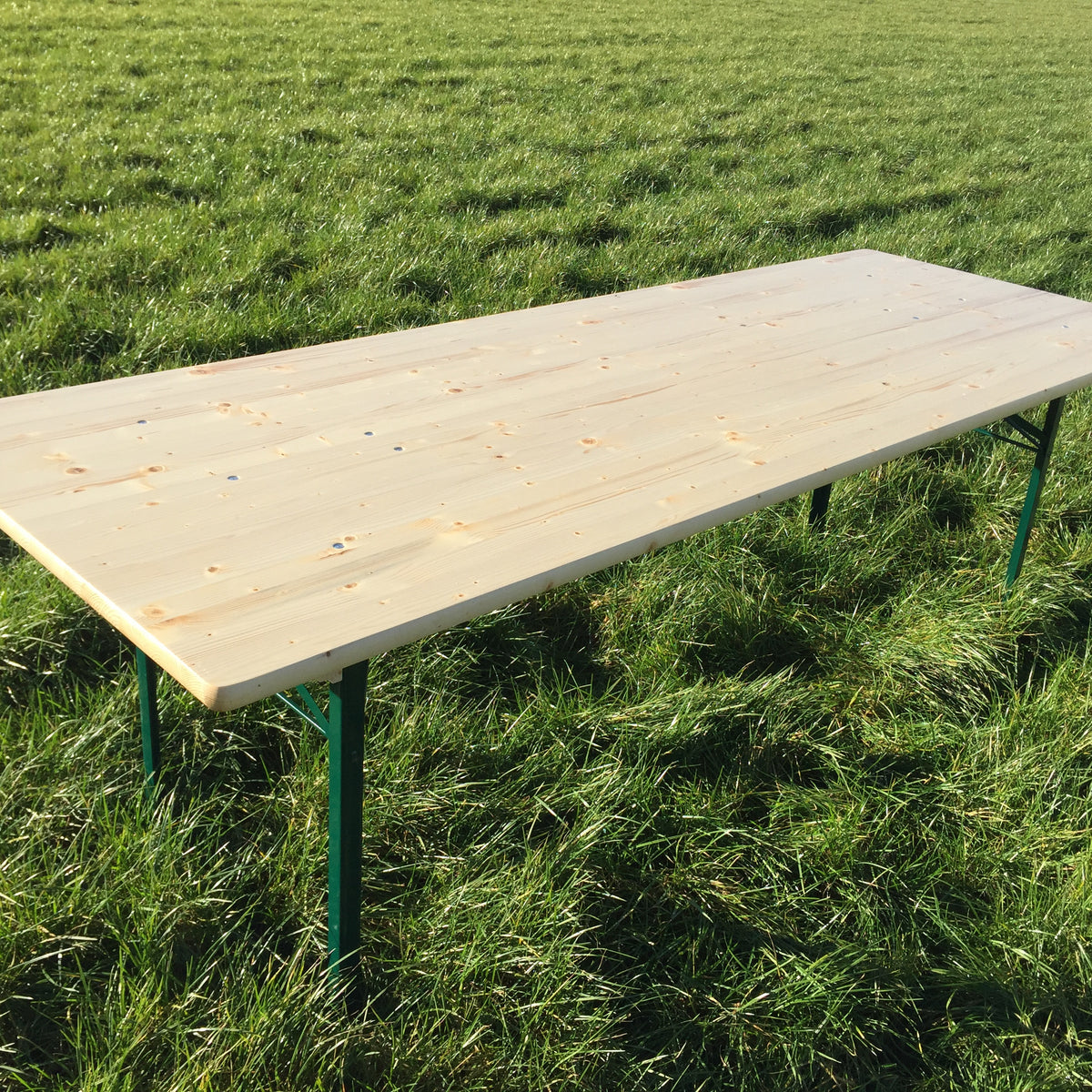 Biertafel 220 x 80 cm KING – gelakt vurenhouten blad van dichtbij