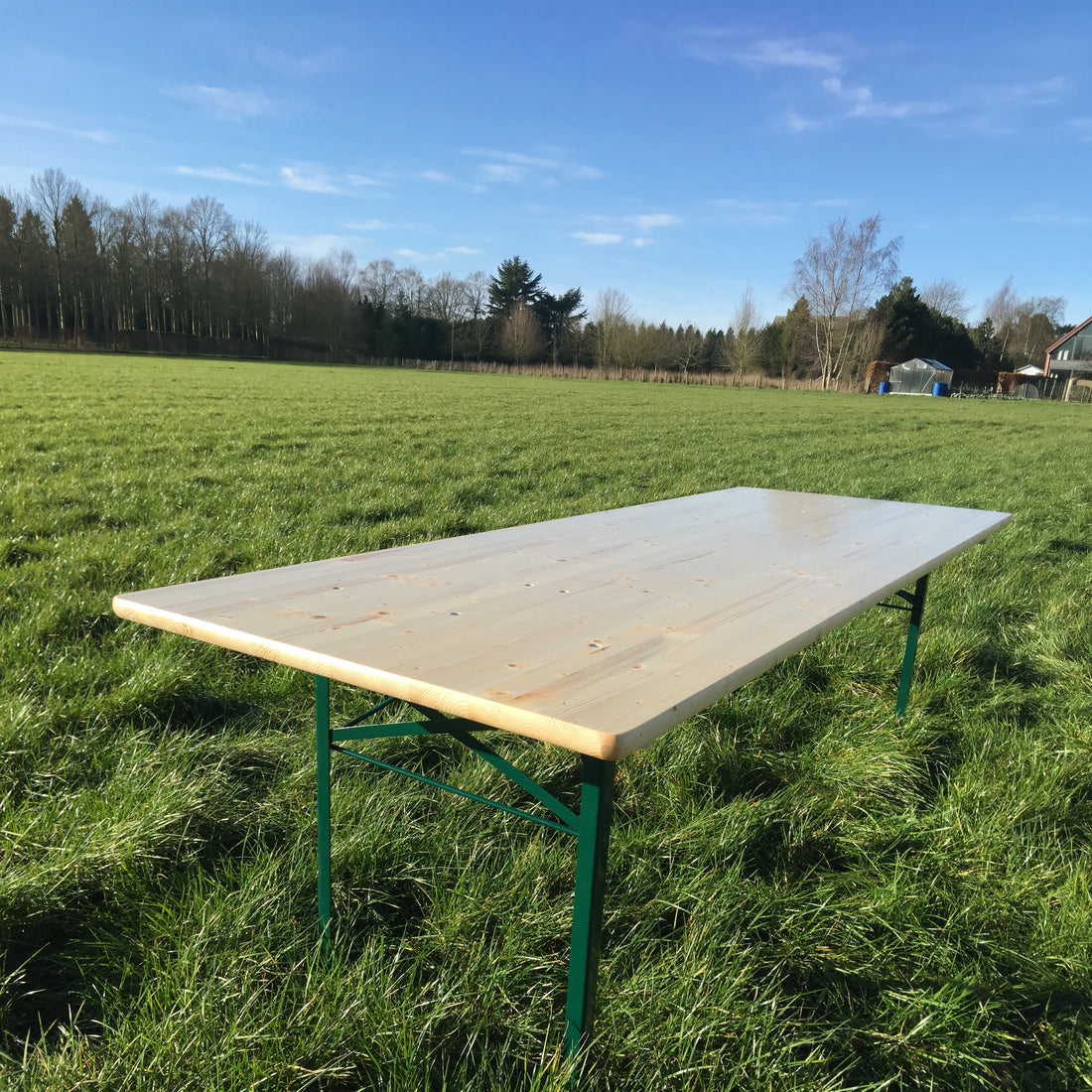 Biertafel 220 x 80 cm KING – op een grasveld