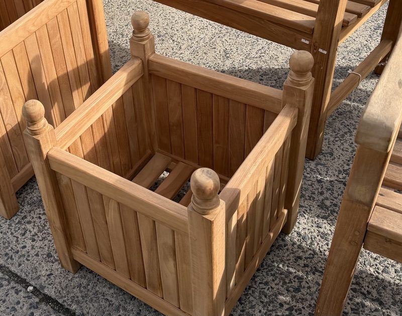 Teak bloembak vierkant middel (47 × 47 cm) – tweede keuze