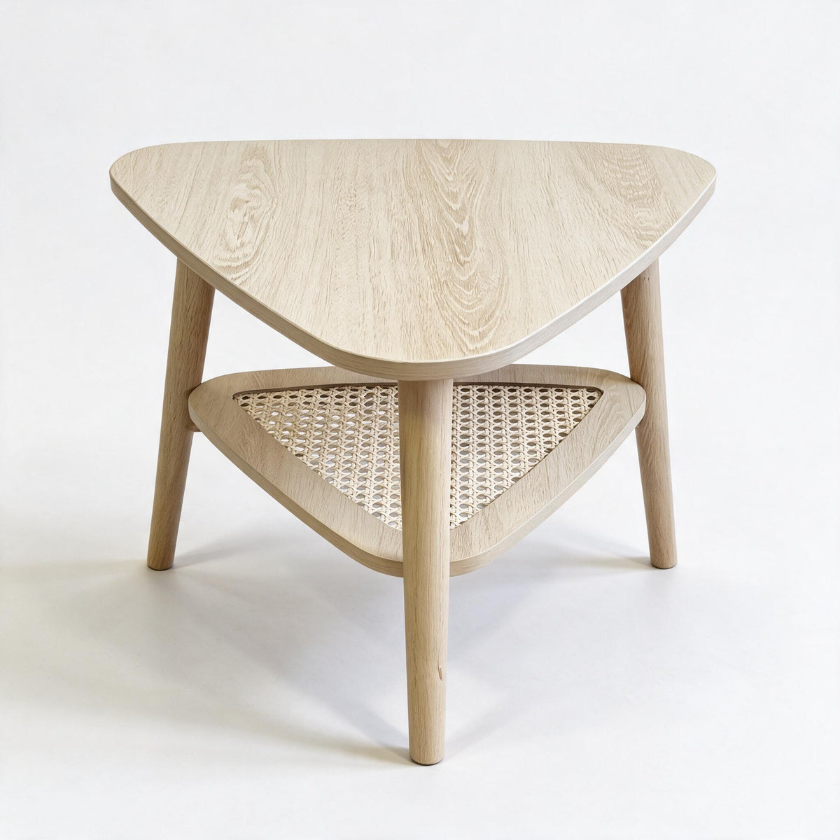 Driehoekige bijzettafel met rotan legplank, eikenlook, op witte achtergrond