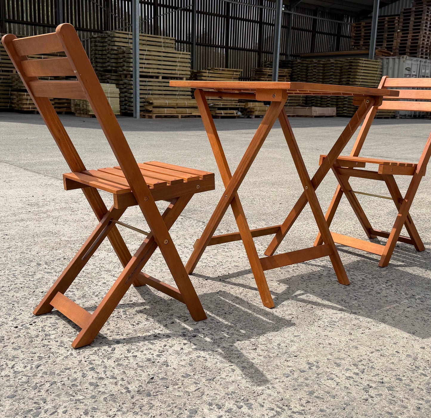 Ensemble table et chaises en bois dur Faro – set de jardin pliable avec table et chaises