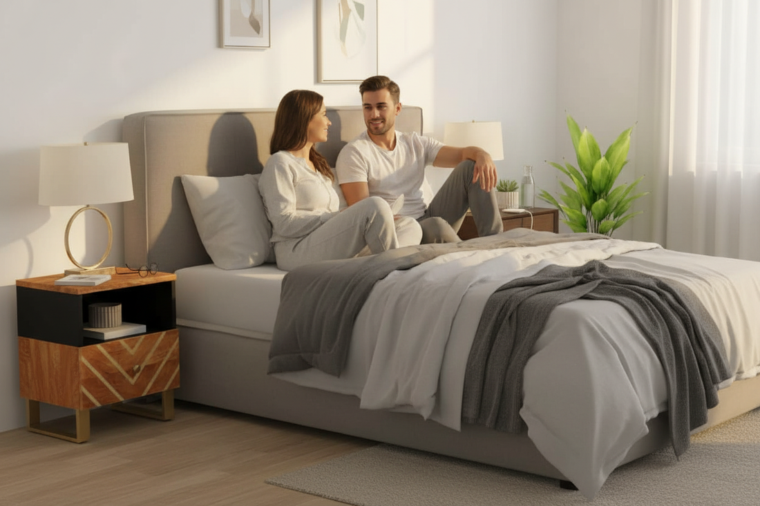 Gezellige slaapkamer met stel en twee nachtkastjes