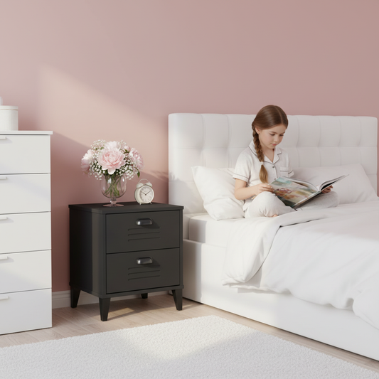 Grijs nachtkastje in meisjeskamer met roze muur