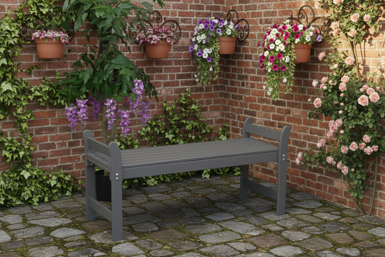 Grijze tuinbank in binnenplaats