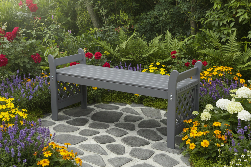 Grijze tuinbank in groene tuin