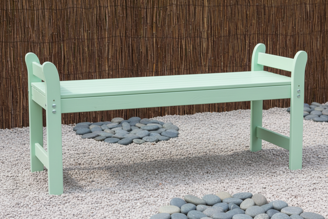 Groene tuinbank in Japanse tuin