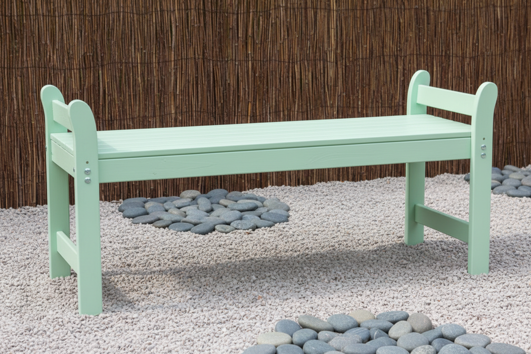 Groene tuinbank in Japanse tuin