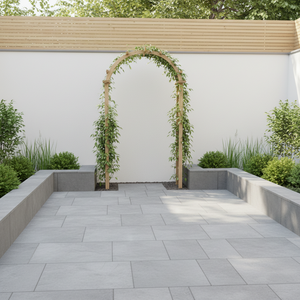 Houten rozenboog met efeu in patio