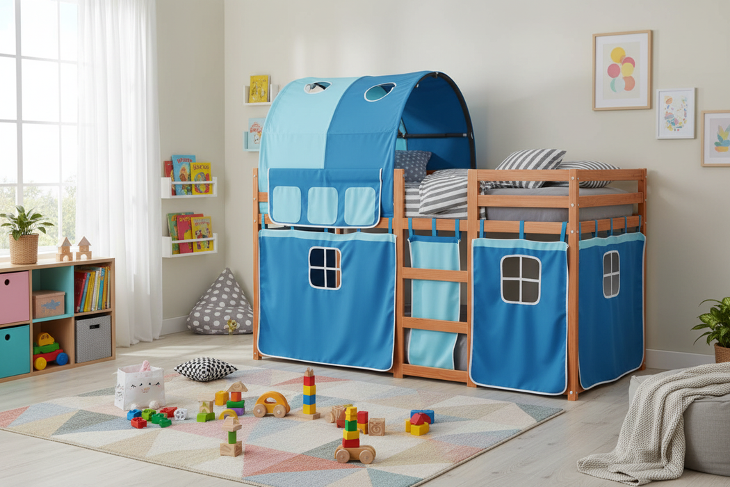 Kinderbed Kevin met blauwe gordijnen in vrolijke kamer