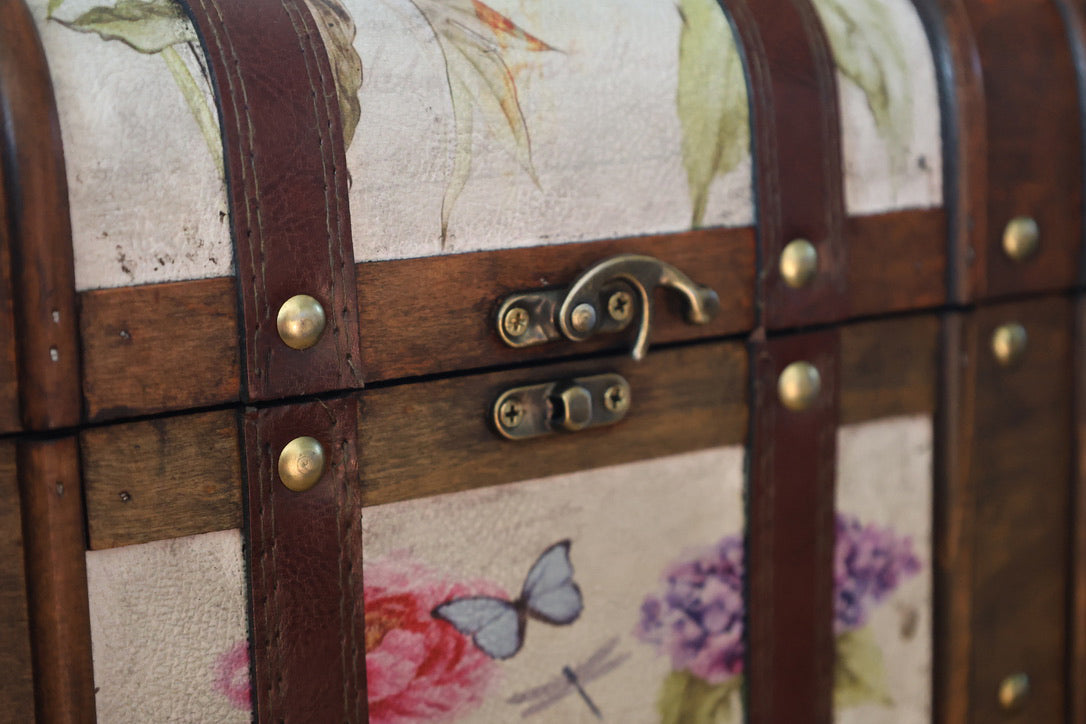 Vintage houten sieradendoos met bloemenmotief en handvat – 26 x 18 x 17 cm