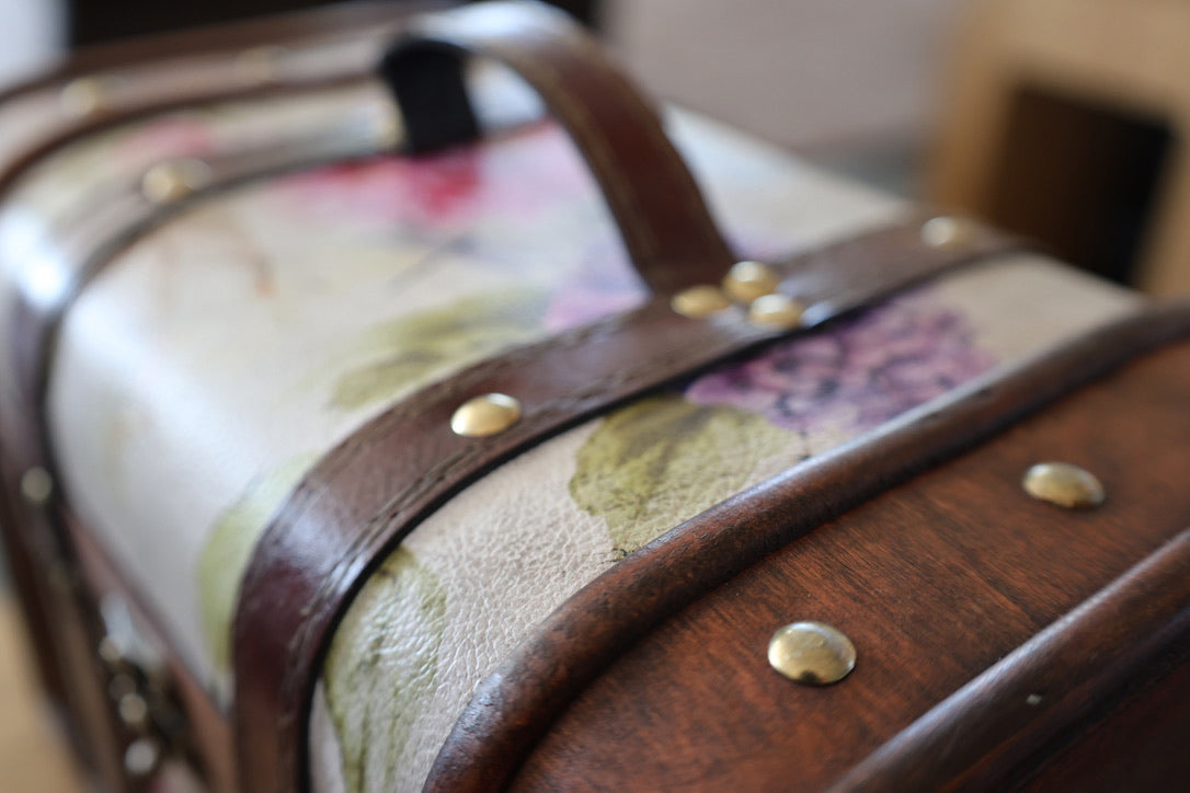 Vintage houten sieradendoos met bloemenmotief en handvat – 26 x 18 x 17 cm