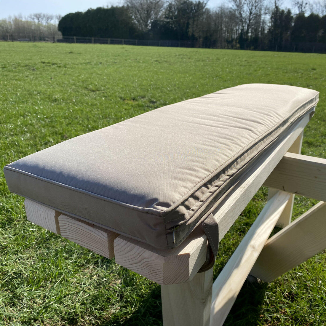 Picknicktafel kussen taupe 57cm.
