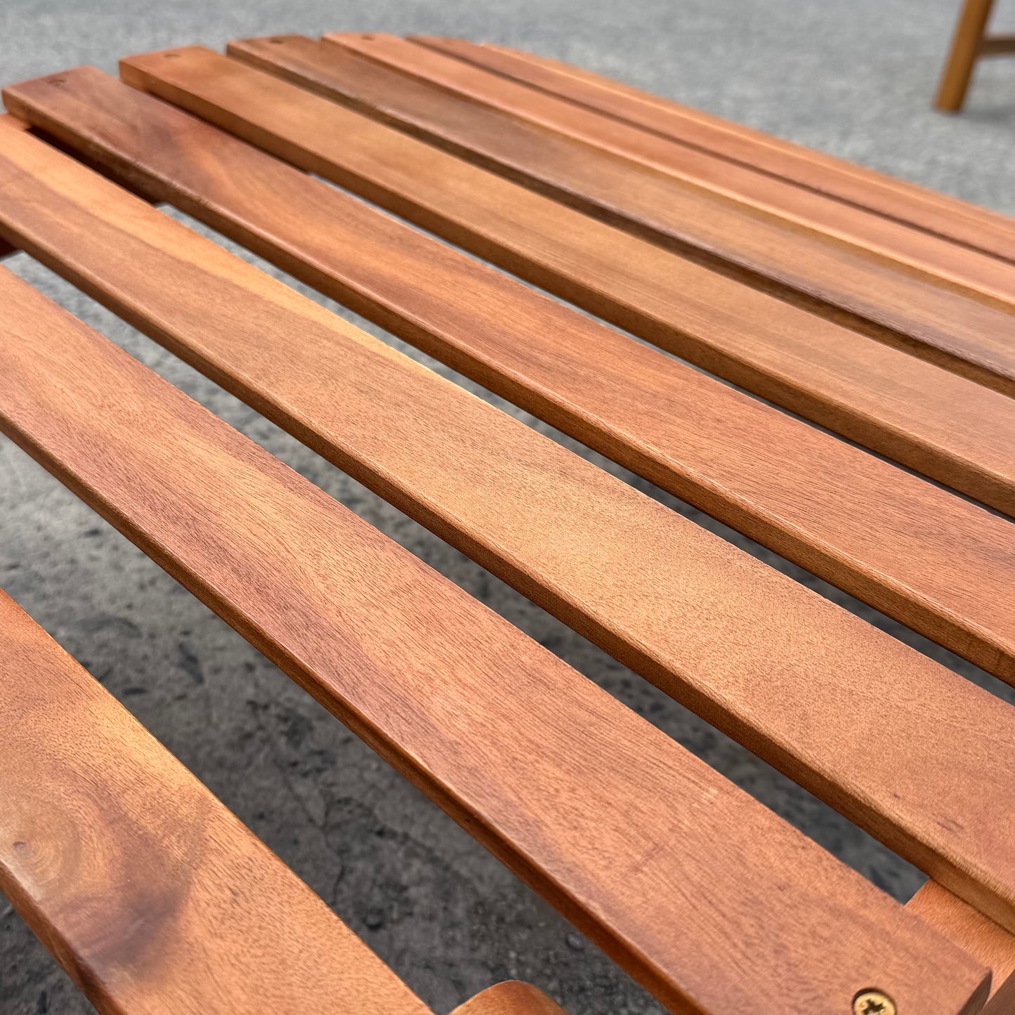 Transat en bois dur Marello – bain de soleil pliable en bois avec poignée