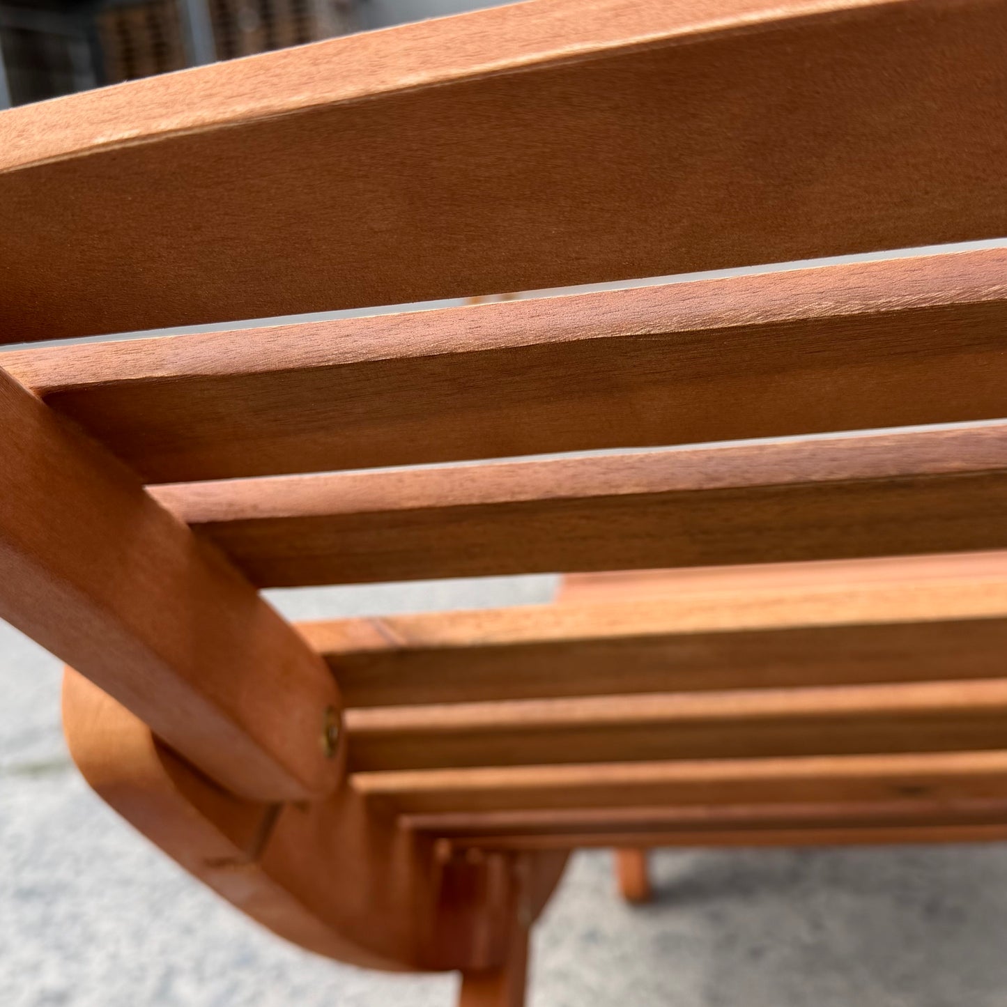 Transat en bois dur Marello – bain de soleil pliable en bois avec poignée