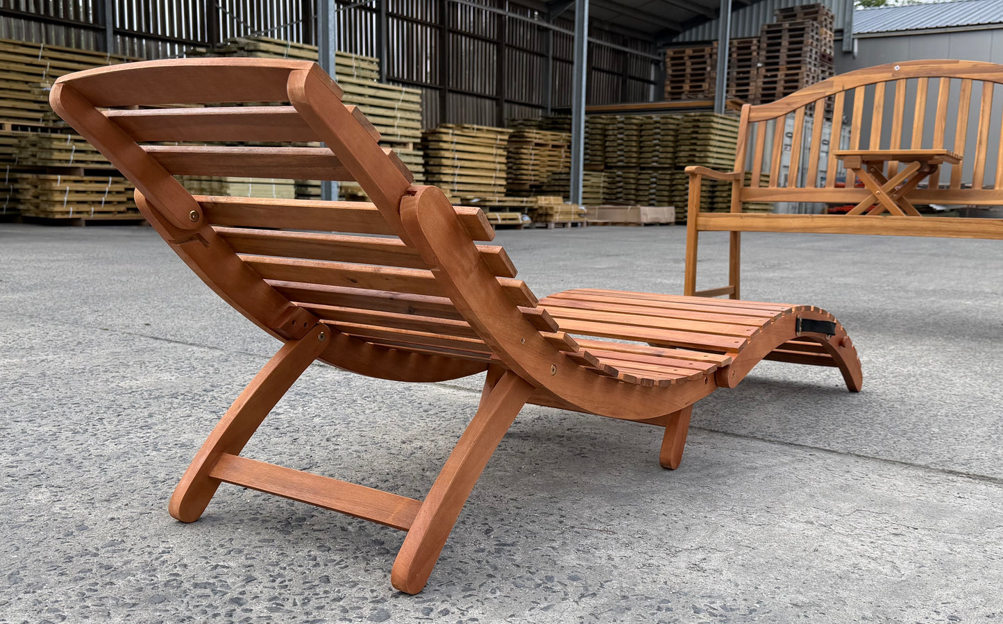 Transat en bois dur Marello – bain de soleil pliable en bois avec poignée