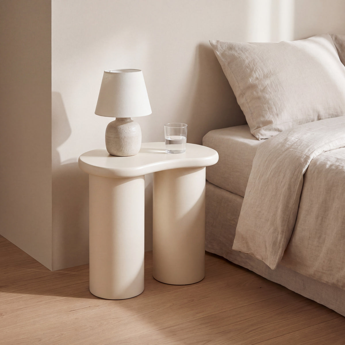Liora Cloud bijzettafel in mat crème als smal nachtkastje naast het bed