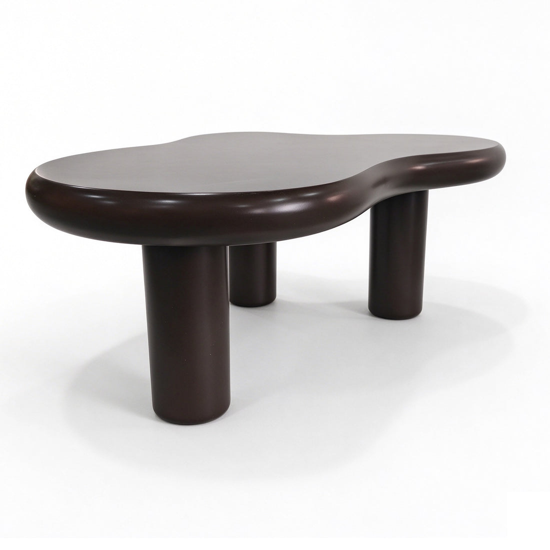 Liora Cloud salontafel 100 × 69 × 40 cm in chocoladebruin op drie ronde poten, studiofoto op witte achtergrond