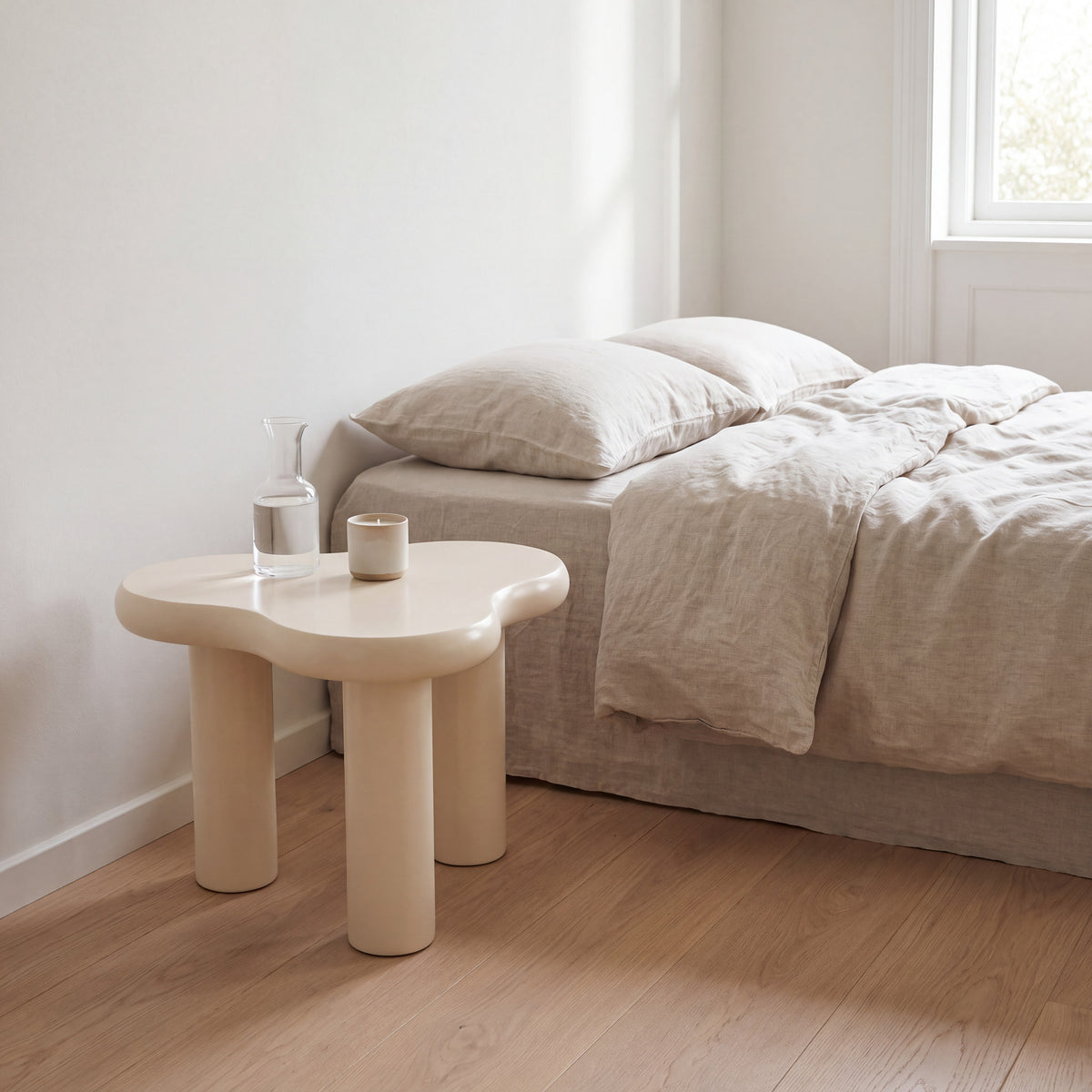 Liora Cloud bijzettafel in crème als laag nachtkastje naast het bed