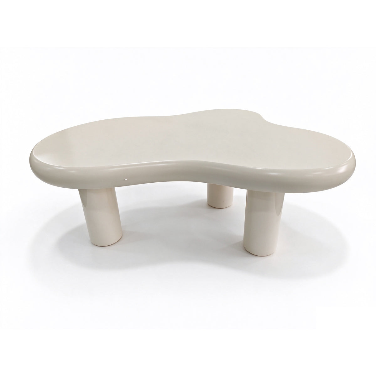 Liora Cloud salontafel 100 × 69 × 40 cm in crème op drie ronde poten, studiofoto op witte achtergrond