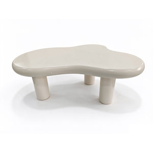 Liora Cloud salontafel 100 × 69 × 40 cm in crème op drie ronde poten, studiofoto op witte achtergrond