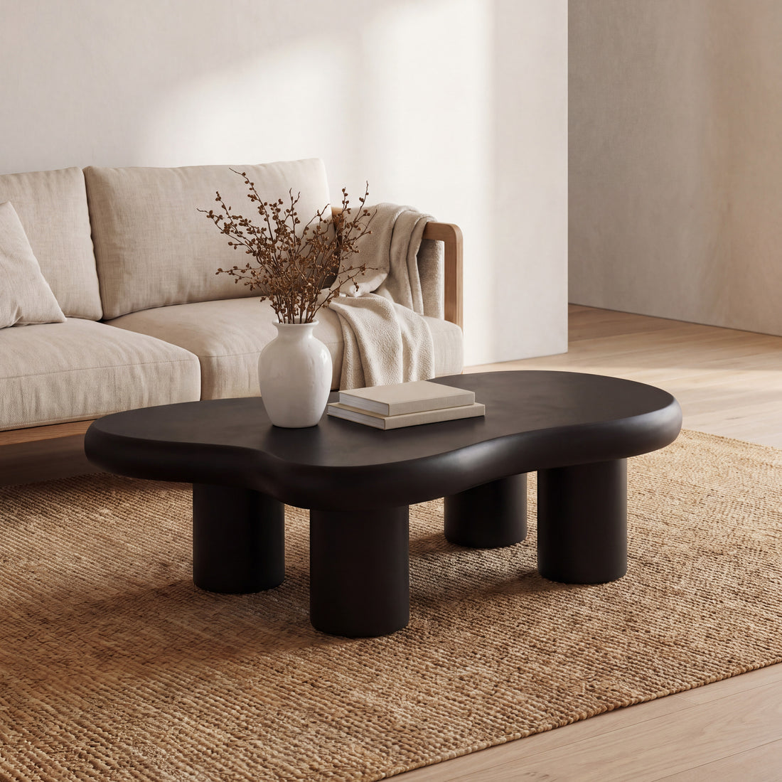 Liora Flow salontafel in zwart op een jute tapijt voor een linnen zetel
