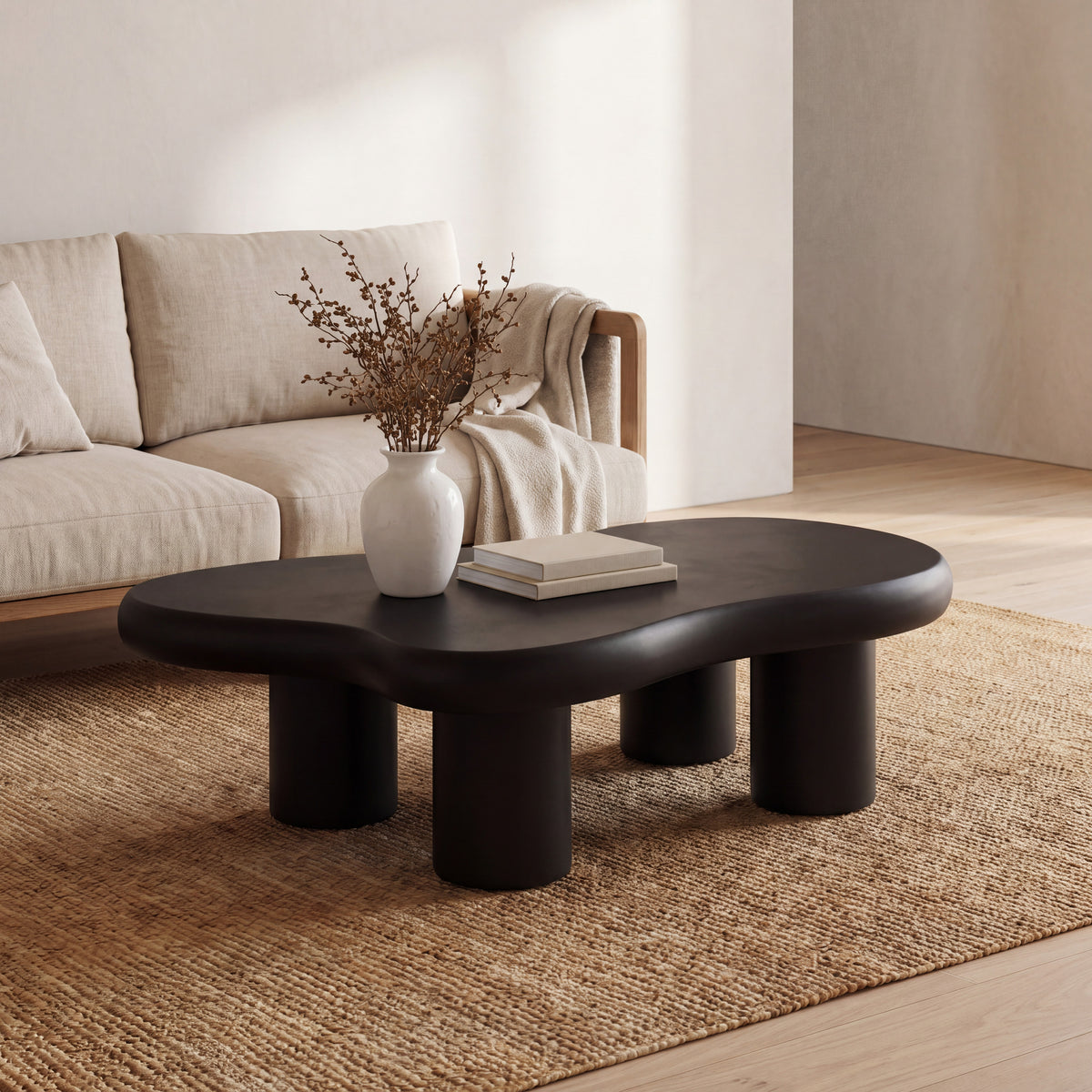 Liora Flow salontafel in zwart op een jute tapijt voor een linnen zetel