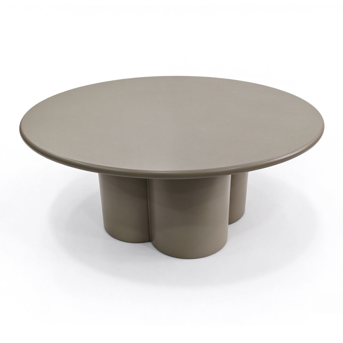 Liora salontafel Ø80 × 35 cm in hoogglans taupe met klaverbladvoet, studiofoto op witte achtergrond