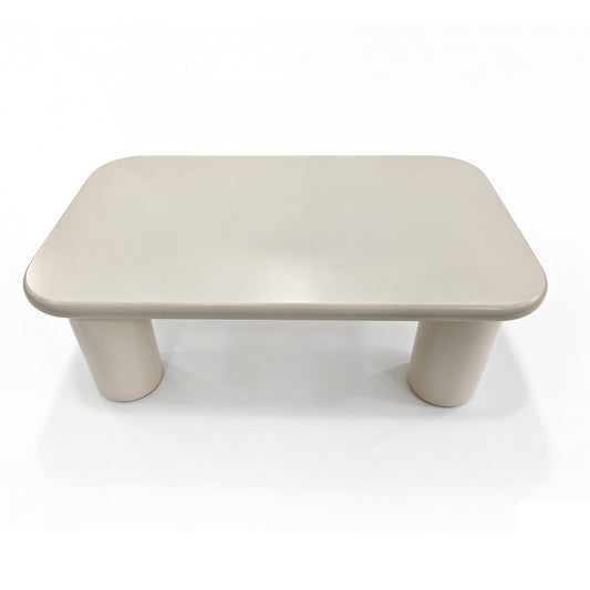 Liora salontafel 100 × 60 × 35 cm met afgeronde hoeken in hoogglans crème op vier ronde poten, studiofoto