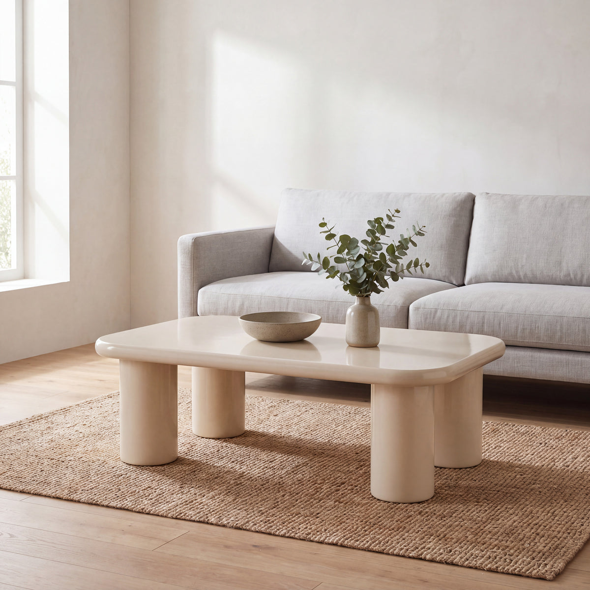 Liora salontafel in hoogglans crème in een lichte woonkamer