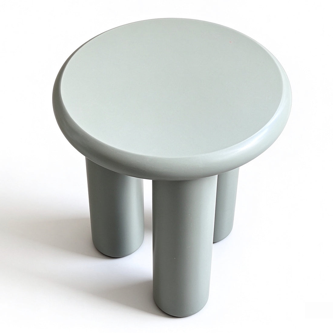 Liora ronde bijzettafel Ø40 × 48 cm in mat saliegroen op drie ronde poten, studiofoto
