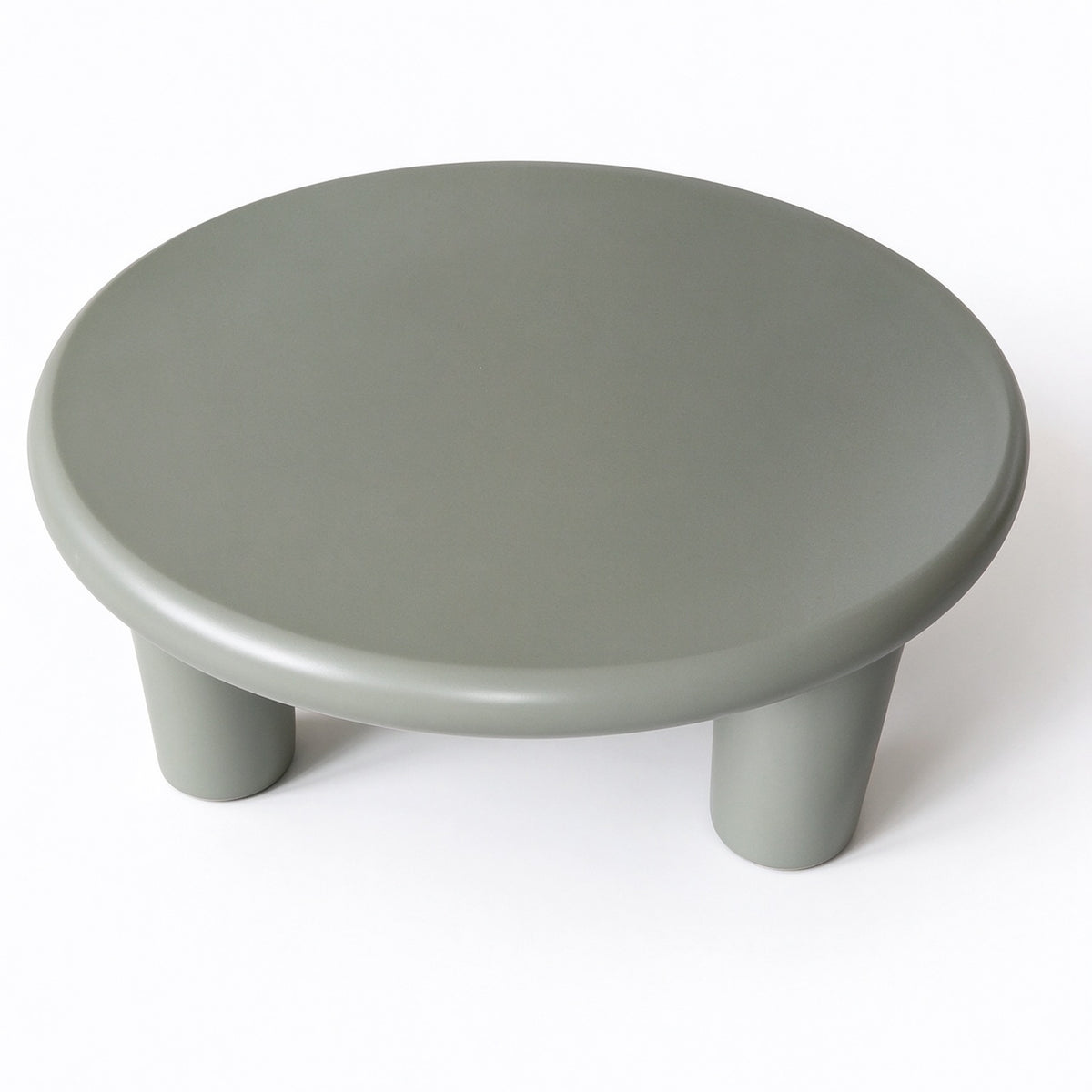 Liora ronde salontafel Ø70 × 40 cm in mat saliegroen op drie ronde poten, studiofoto