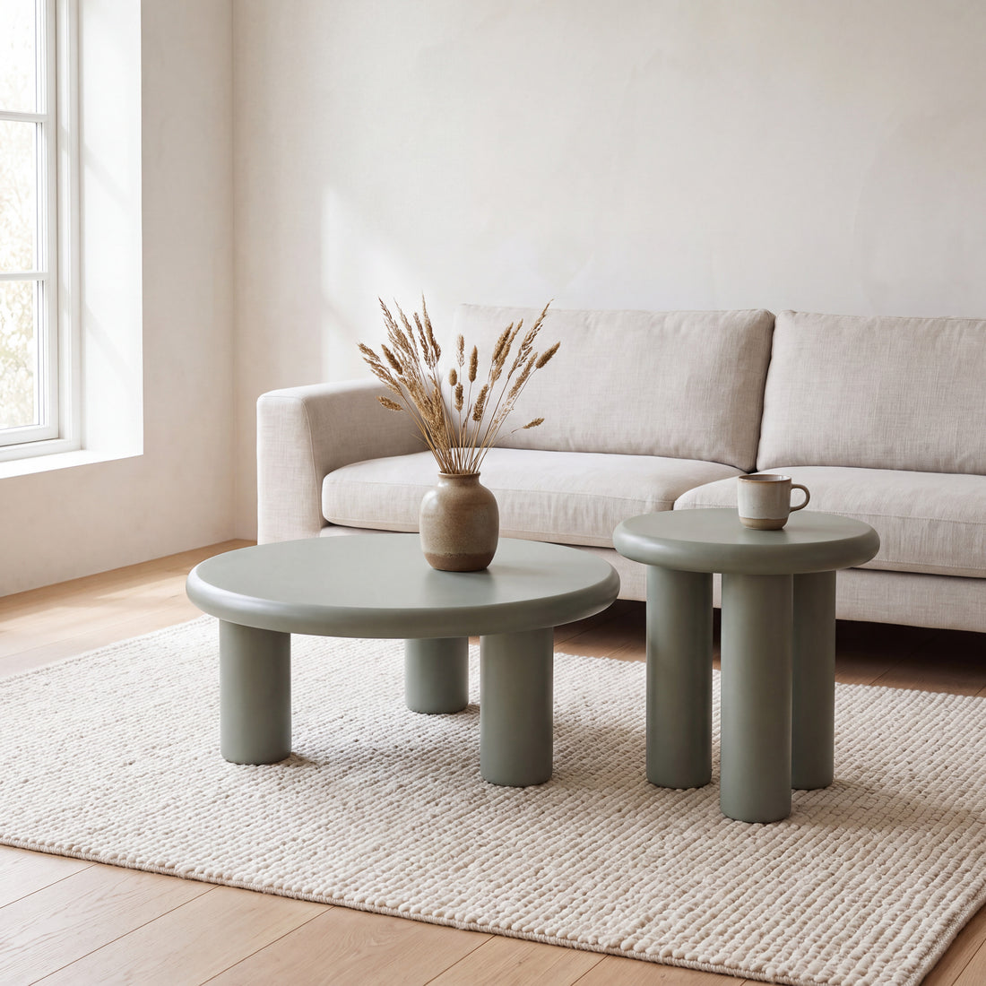 Liora salontafel en bijzettafel in mat saliegroen samen voor een linnen zetel