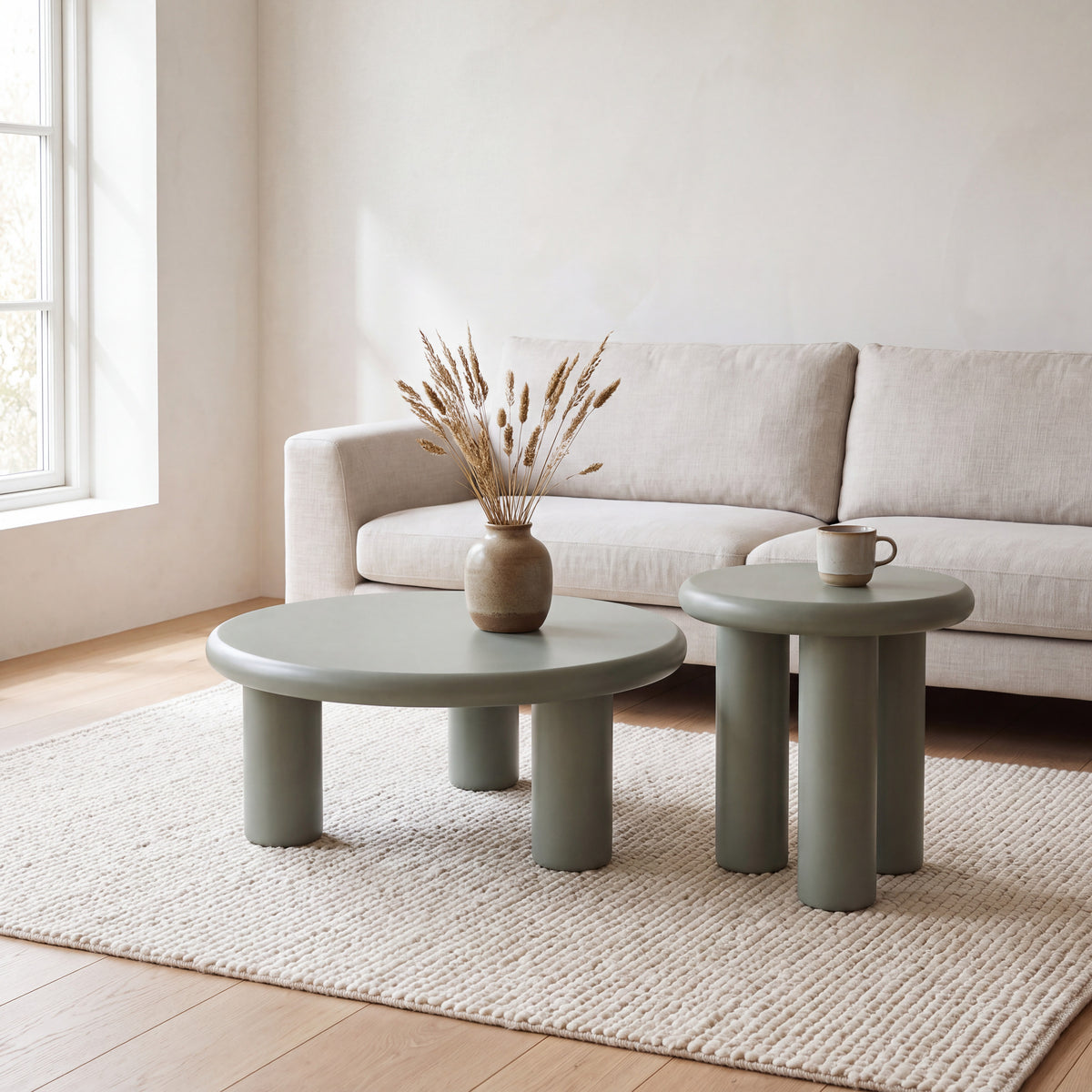 Liora salontafel en bijzettafel in mat saliegroen samen voor een linnen zetel
