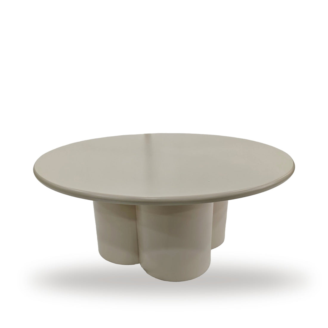 Liora salontafel Ø80 cm met klaverbladvoet van vier ronde zuilen, op witte achtergrond