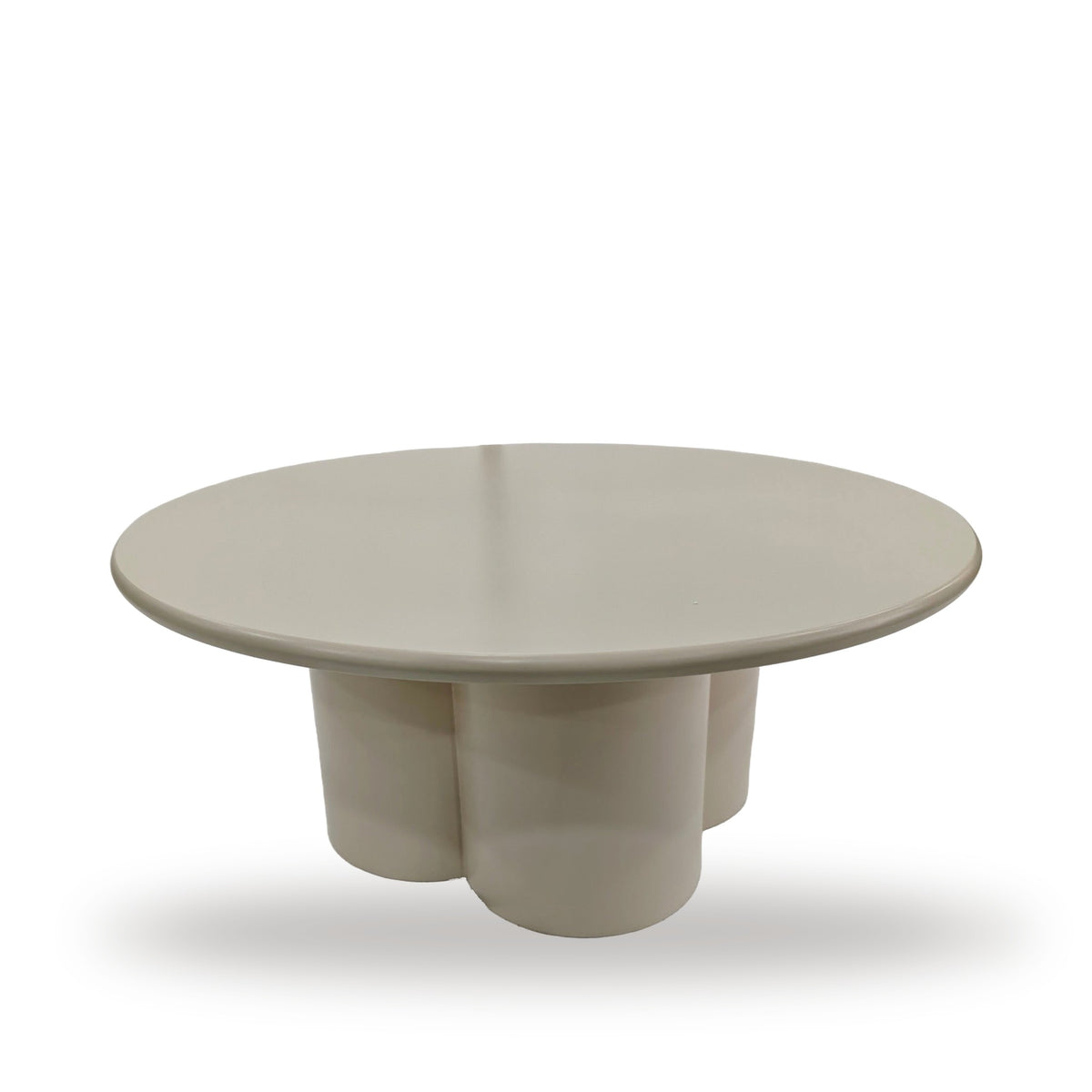 Liora salontafel Ø80 cm met klaverbladvoet van vier ronde zuilen, op witte achtergrond