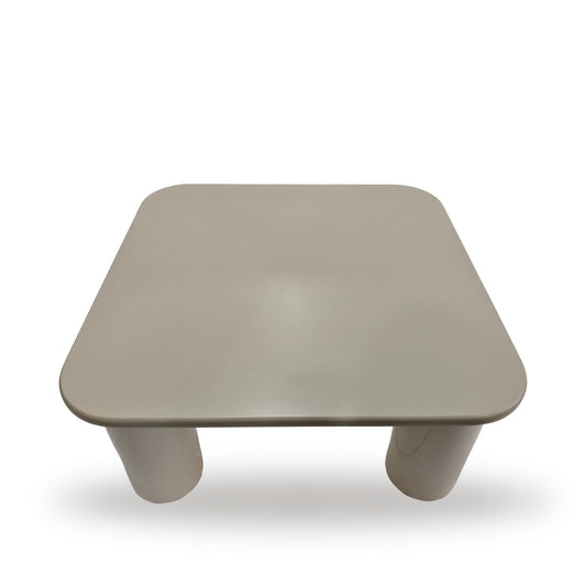 Liora vierkante salontafel 80 × 80 cm met afgeronde hoeken op ronde zuilpoten, op witte achtergrond