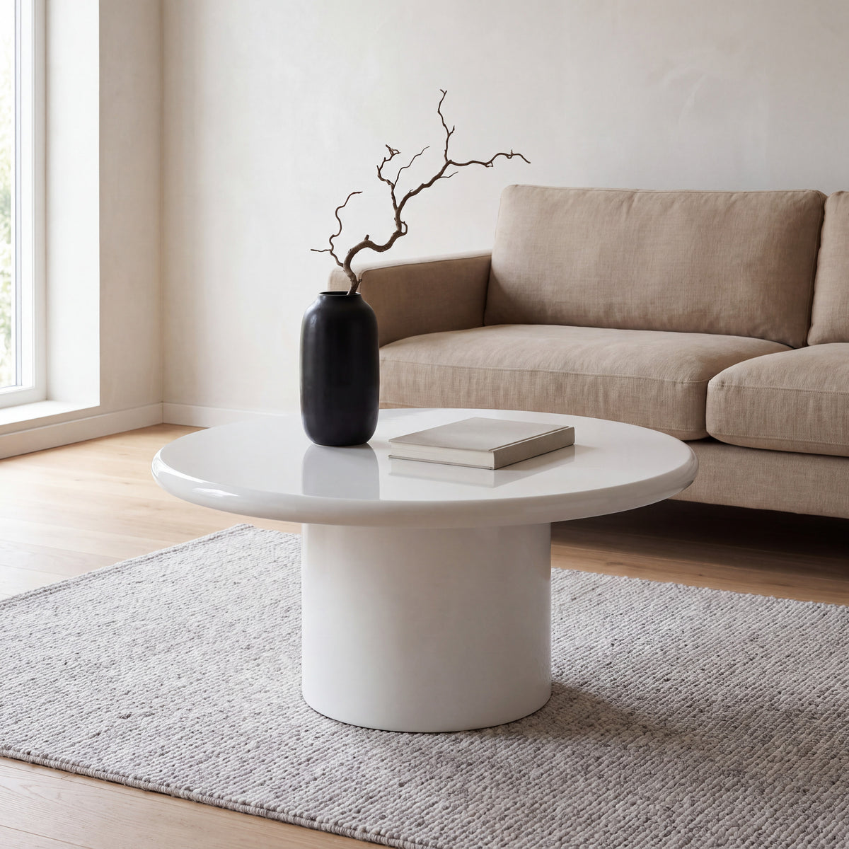 Liora ronde salontafel in hoogglans wit voor een beige zetel