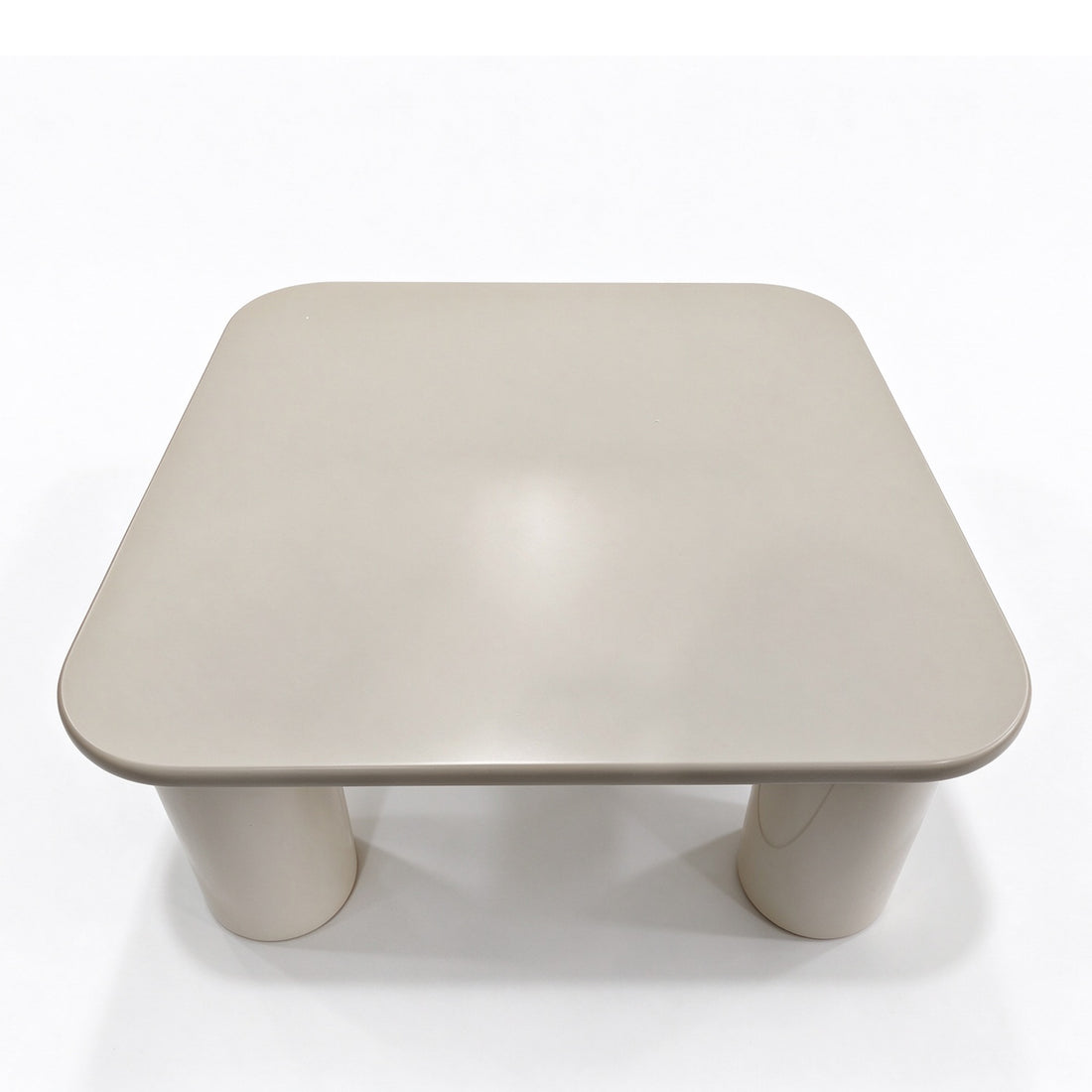 Liora vierkante salontafel 80 × 80 × 35 cm in hoogglans crème op vier ronde poten, studiofoto op witte achtergrond