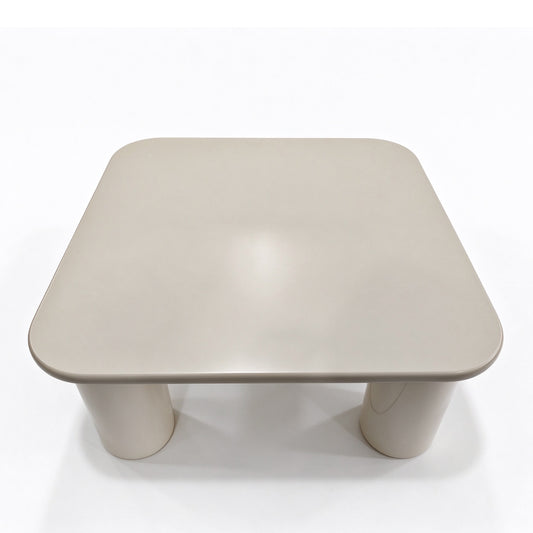 Liora vierkante salontafel 80 × 80 × 35 cm in hoogglans crème op vier ronde poten, studiofoto op witte achtergrond