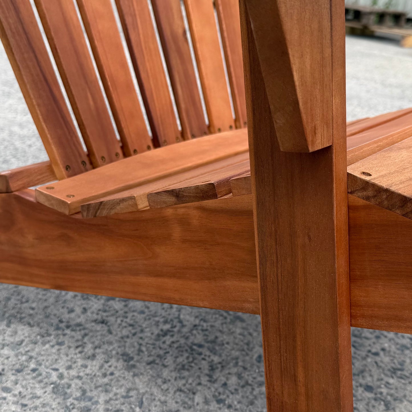 Fauteuil Adirondack en bois dur Tavira – fauteuil de détente en bois avec larges accoudoirs