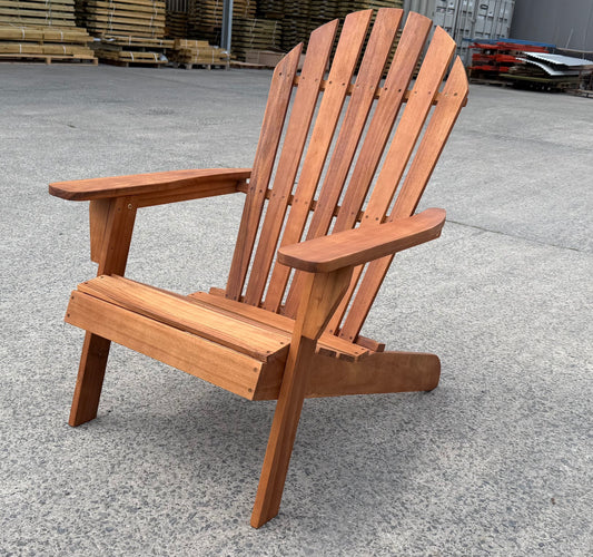 Hardhouten Adirondack stoel Tavira – houten relaxstoel met brede armleuningen