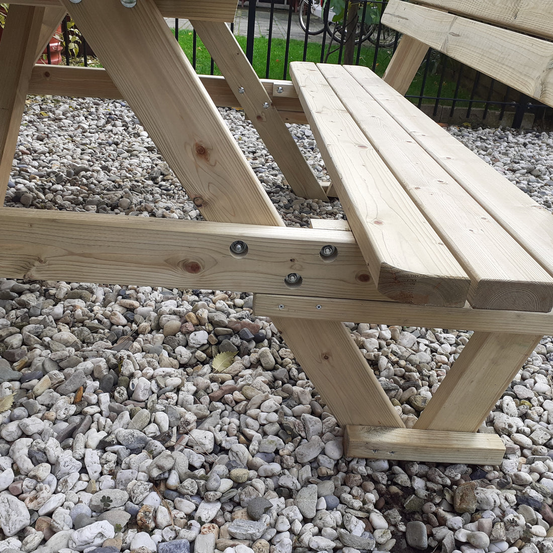 Detail van de rugleuning en het frame van een picknicktafel met rugleuningen