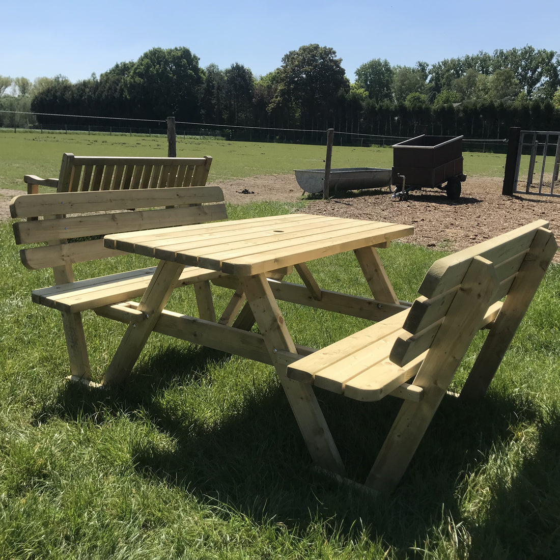 Picknicktafel 140 cm met rugleuningen: de hele tafel met twee banken op het gras