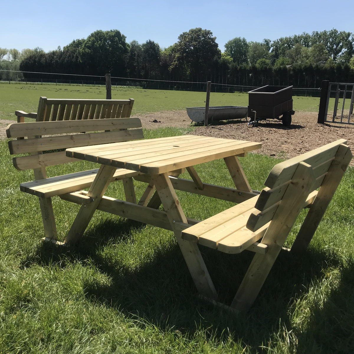 Picknicktafel 140 cm met rugleuningen: de hele tafel met twee banken op het gras