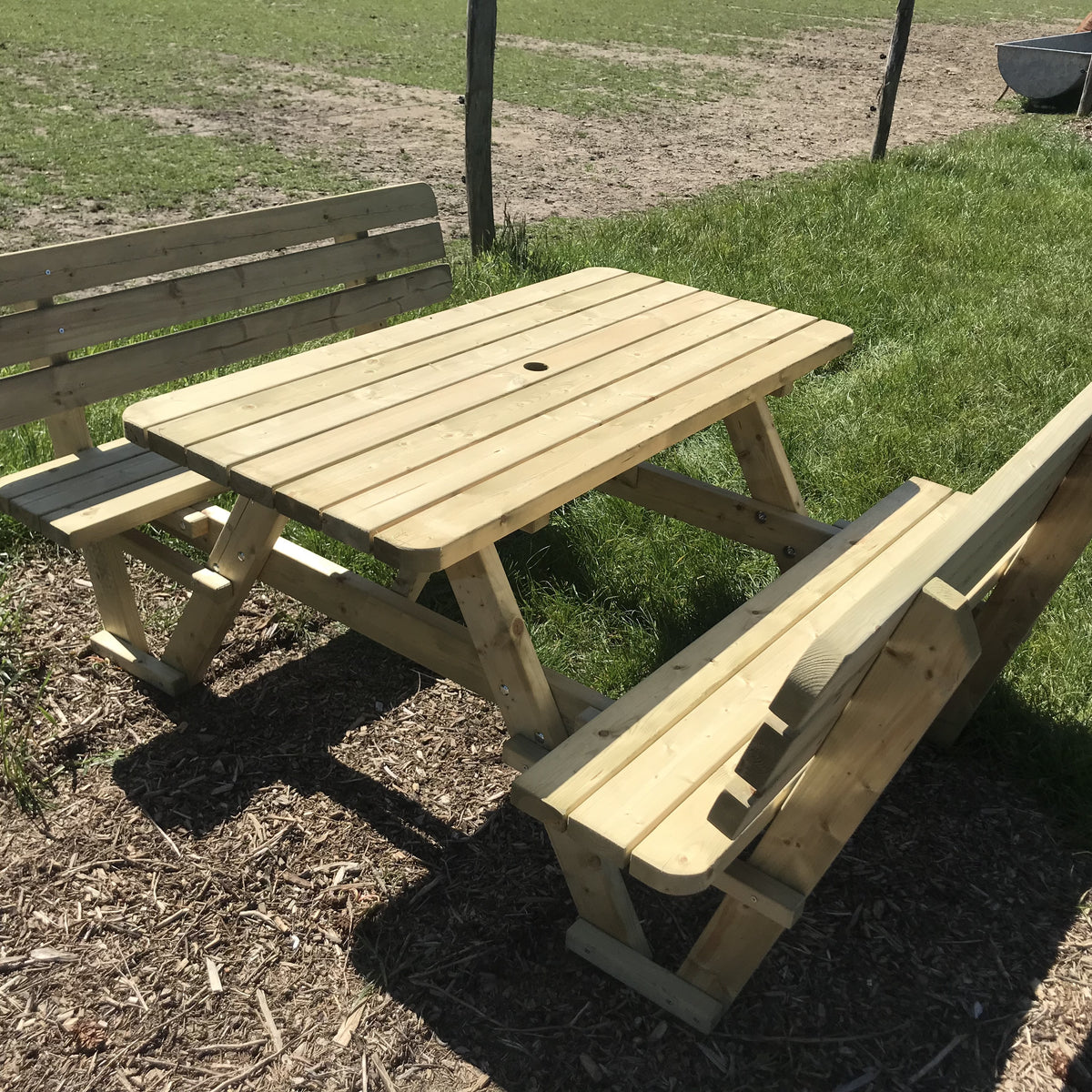 Picknicktafel 140 cm met rugleuningen: van boven gezien, op houtsnippers