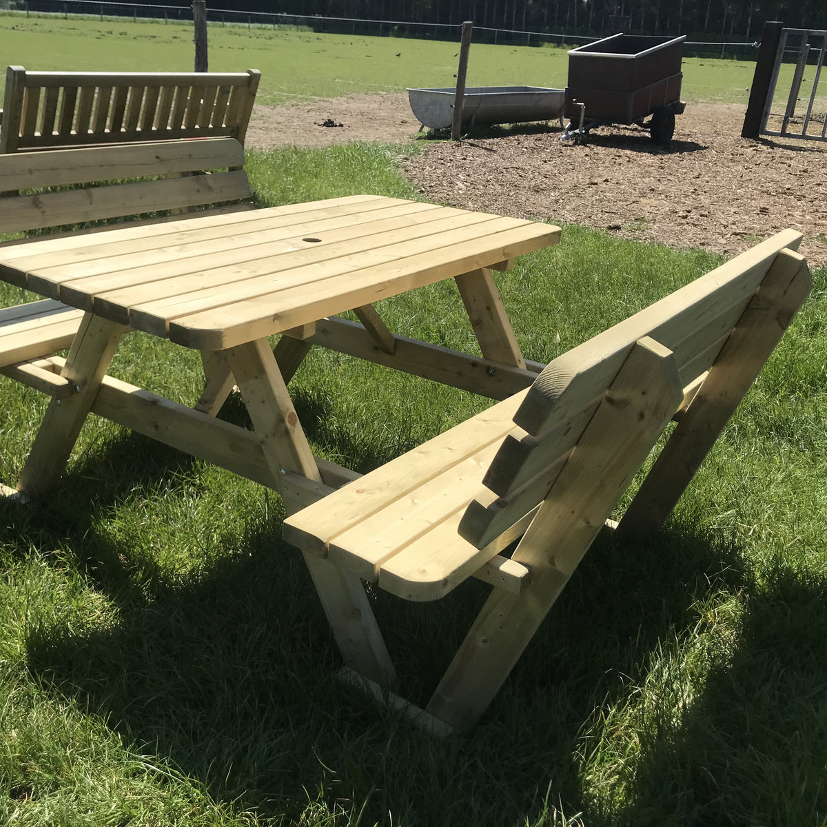 Picknicktafel 140 cm met rugleuningen: schuin gezien, met beide rugleuningen
