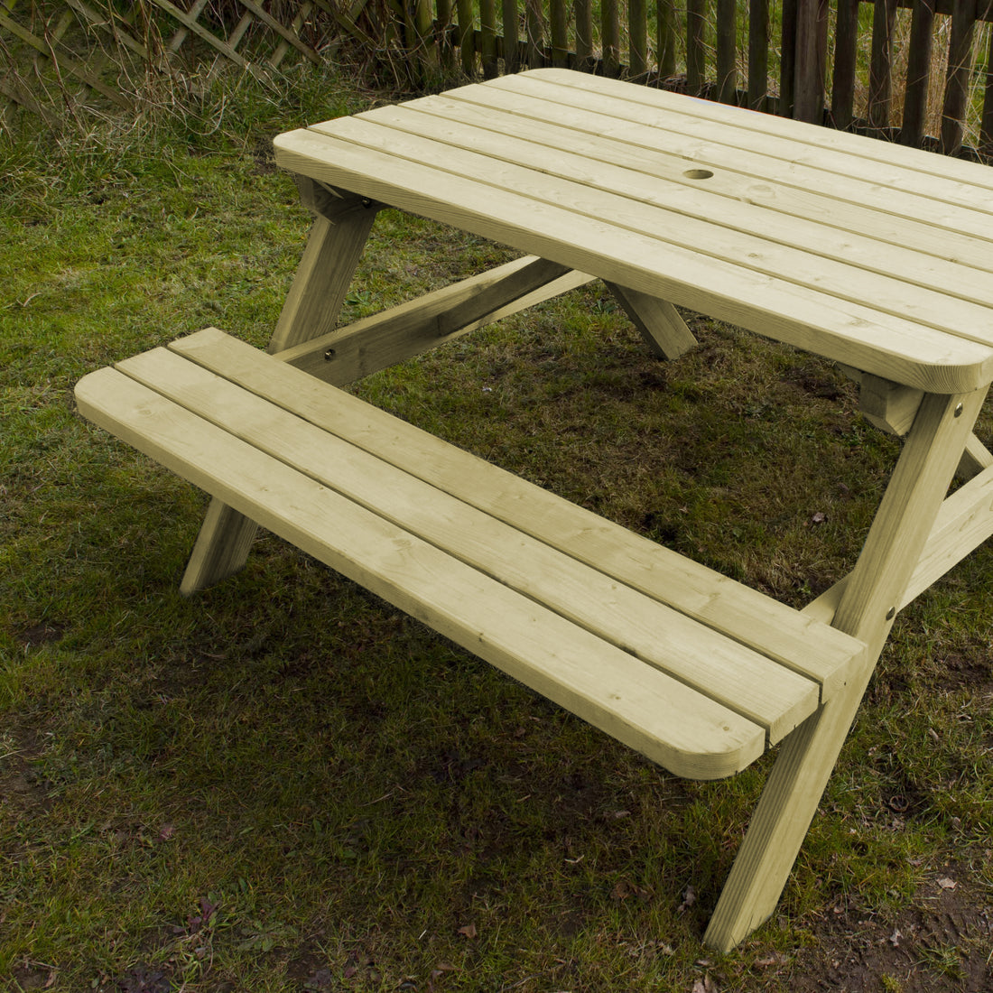 Picknicktafel 140 cm: schuin vooraanzicht met bank en tafelblad