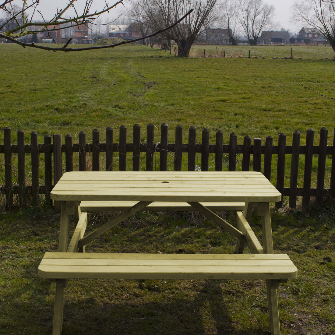 Picknicktafel 140 cm: vooraanzicht van de tafel voor een houten hekwerk
