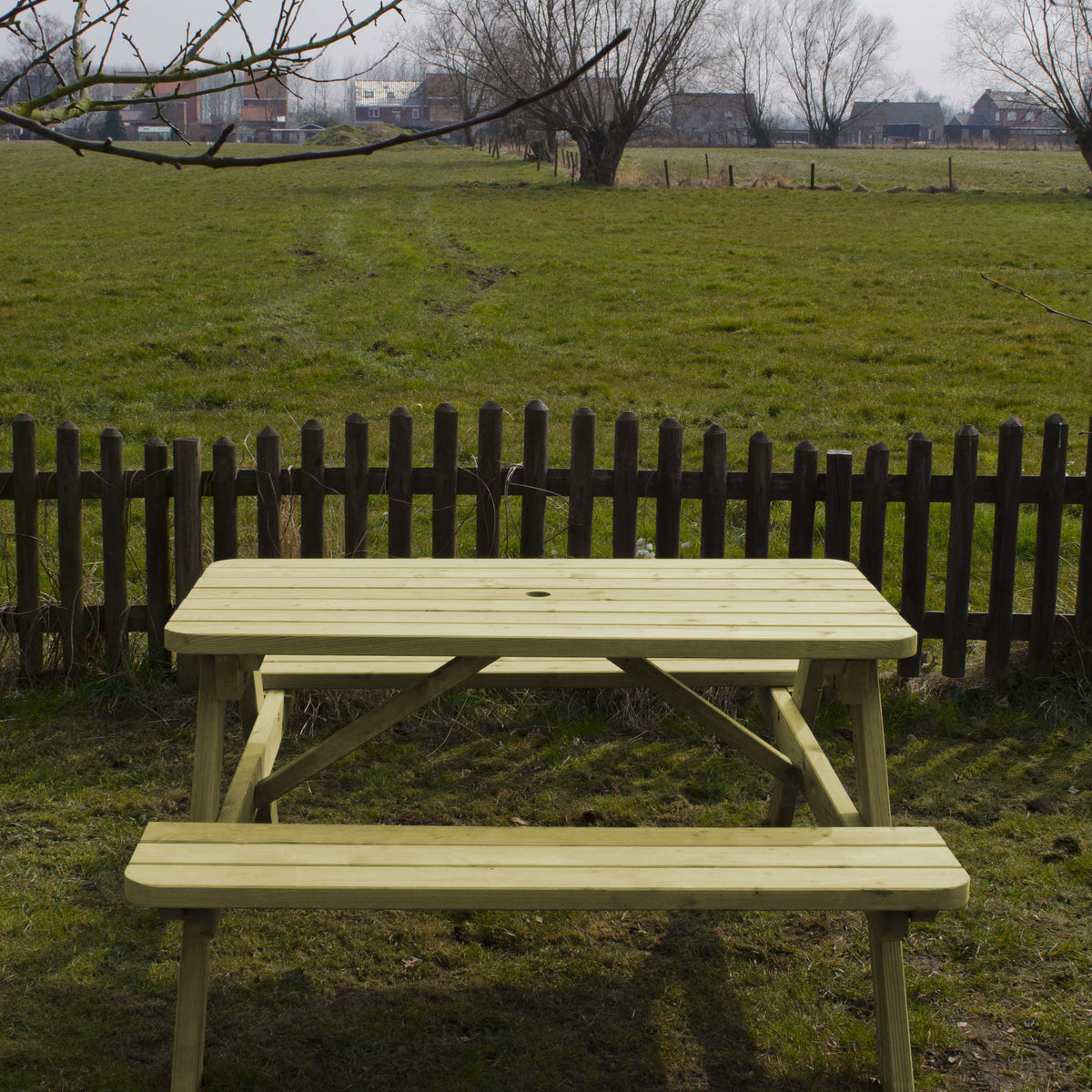 Picknicktafel 140 cm: vooraanzicht van de tafel voor een houten hekwerk