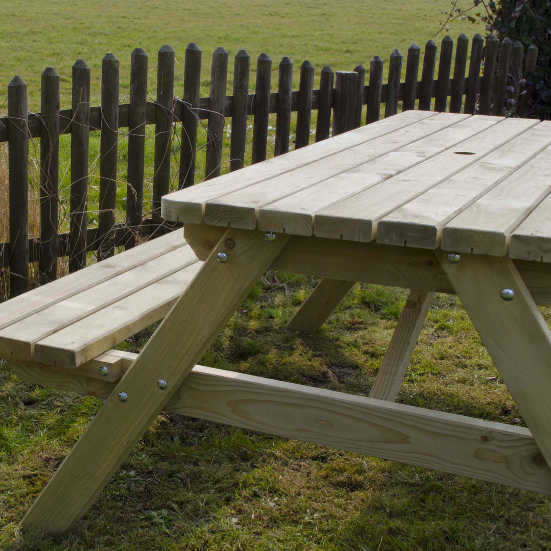 Picknicktafel 180 cm: frame met bouten en bank van dichtbij